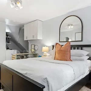 Haven In Times Square & Nearby Restaurants Apartment